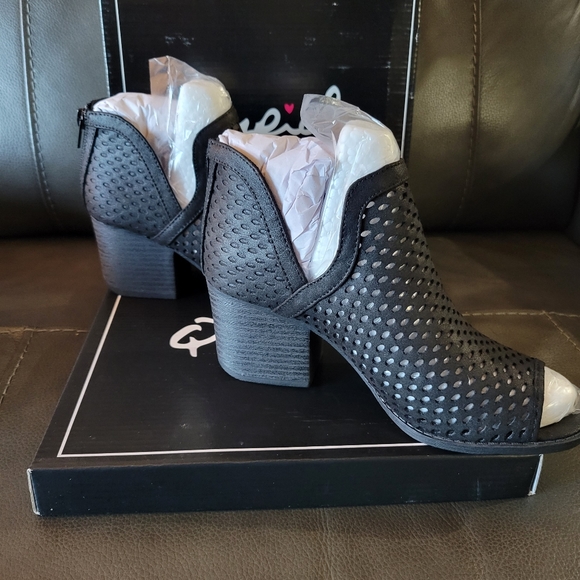 QUPID LASER CUT OUT PEEP TOE BOOTIES - Picture 3 of 5